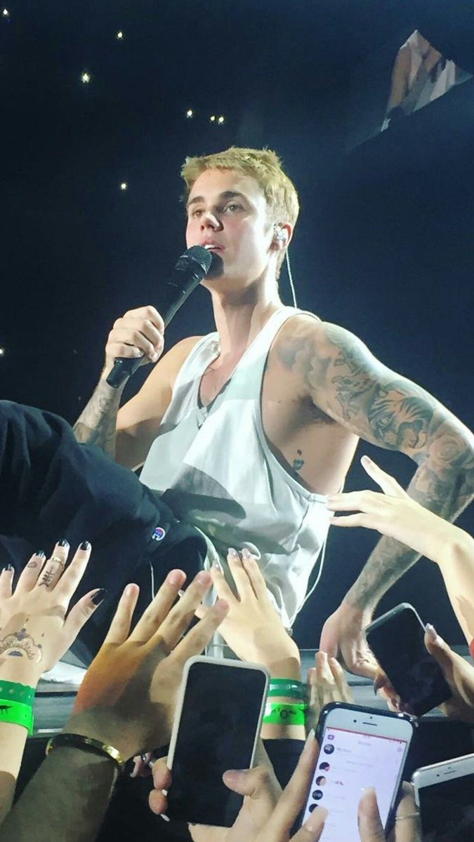 JDBieberDumps's tweet photo. Justin Bieber performing during Purpose Tour at The 02 Arena in London, England
(Oct 11, 2016) https://t.co/9SqBV3PovX