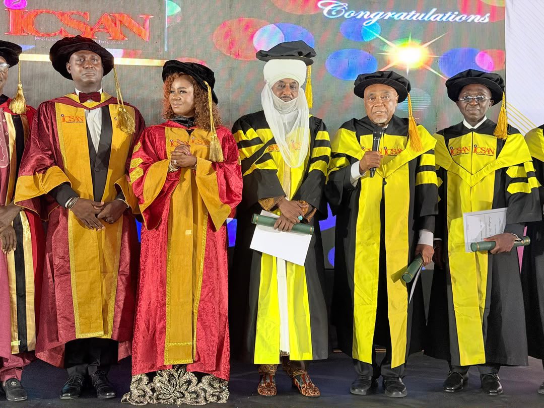 SanusiNaIIfans's tweet photo. Mai Martaba Sarkin Kano Khalifa Muhammad Sanusi II, an bashi lambar yabo ta fellowship (girmamawa) daga Cibiyar ‘yan-Kwararrun Sakatarori da Masu Gudanarwa ta Najeriya (ICSAN) a Lagos. Asabar 10th September, 2026. https://t.co/VjFy4pe8k9