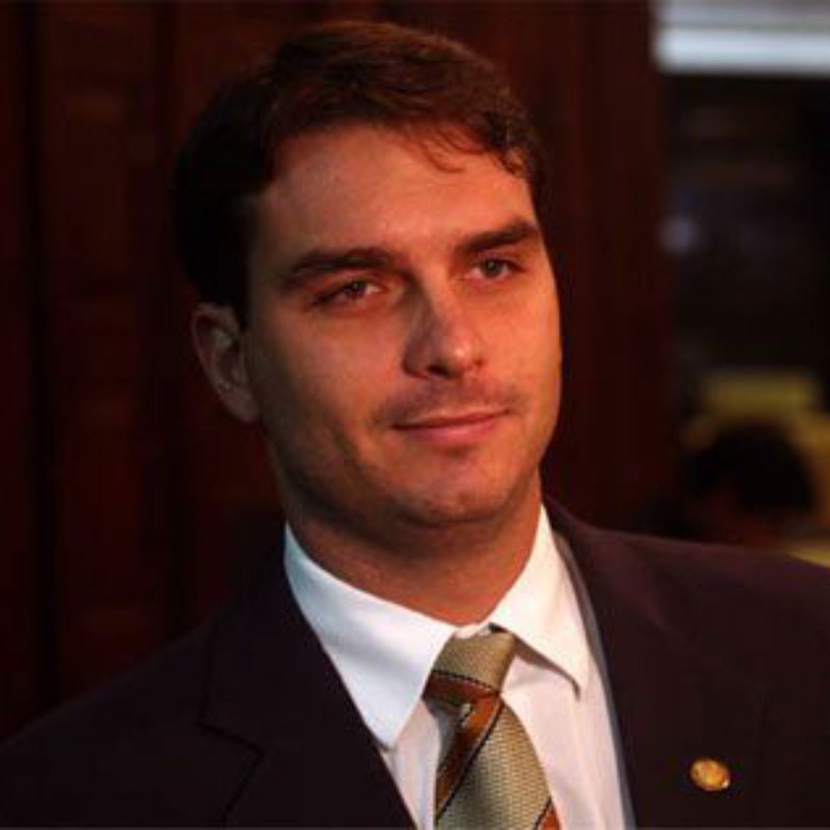 bralternativo_'s tweet photo. 🇧🇷 MUDANÇA GERACIONAL

Se eleito, Flávio Bolsonaro, aos 45 anos, será o primeiro presidente da história do Brasil nascido durante os anos 80.

Últimos presidentes: José Sarney, Itamar e FHC nasceram nos anos 30. Collor, Lula, Michel Temer e Dilma nasceram nos anos 40. Jair Bolsonaro nasceu nos anos 50.