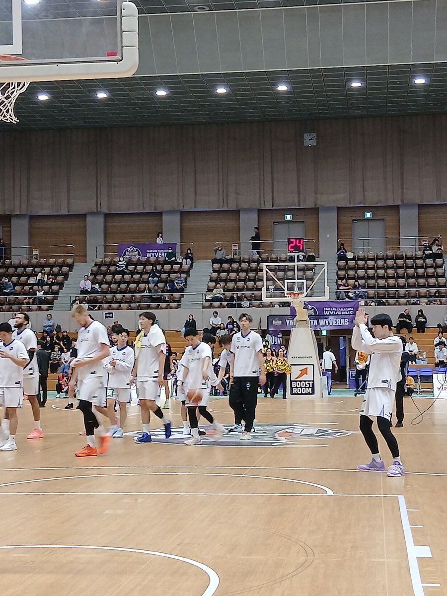 Eringi_Pko's tweet photo. おはようございます✨
昨日は山形さんのシーズン初勝利に貢献しましたが、今日は勝ちたい❗
いや、勝たなきゃダメだ‼️🥸

円陣組んだ後に修伍選手いないから、高速で手を擦り合わせて祈祷してたべーやん(笑)
今日も現地で応援するぞ😆
#青森ワッツ https://t.co/Z2F8iNHjQV
