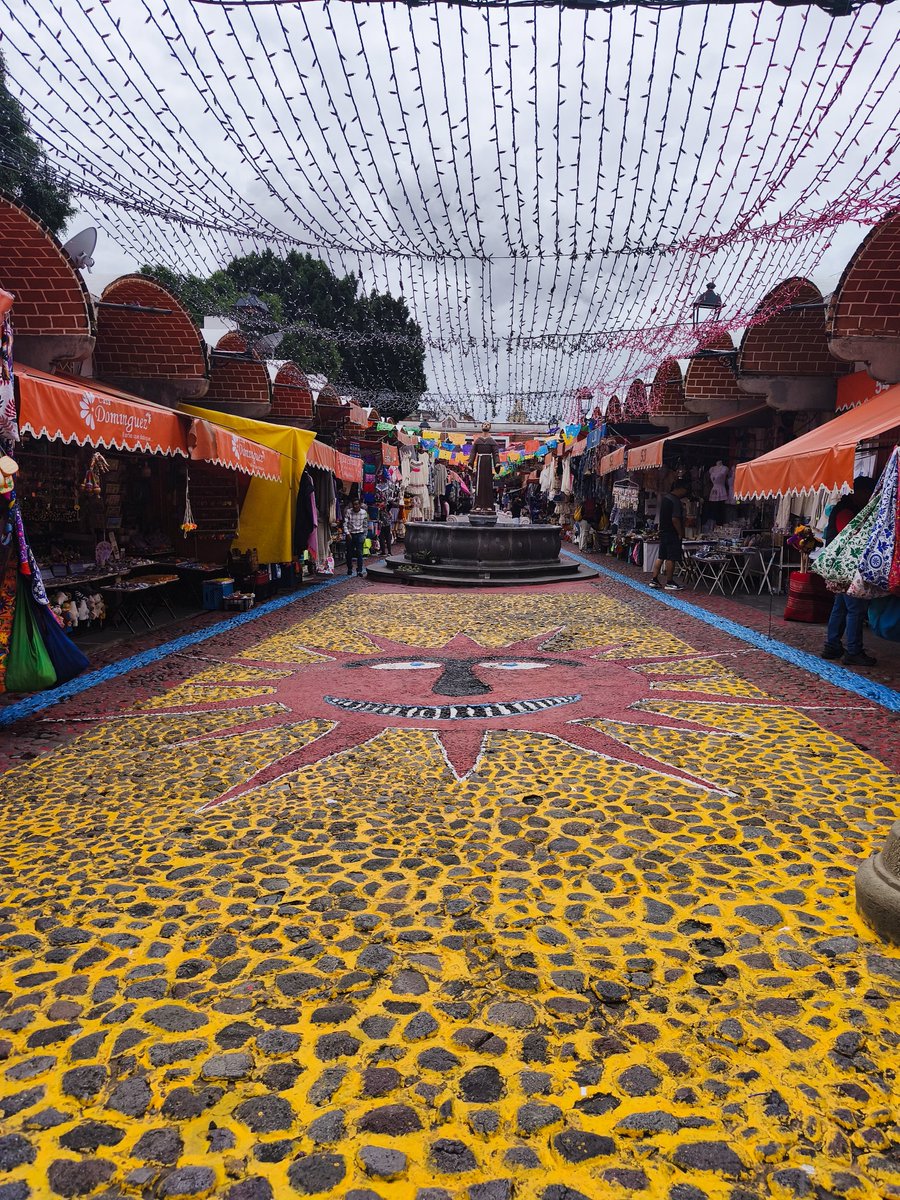 4iluj's tweet photo. Mercado de Artesanías "El Parián", Puebla https://t.co/gIlMG5VGRt