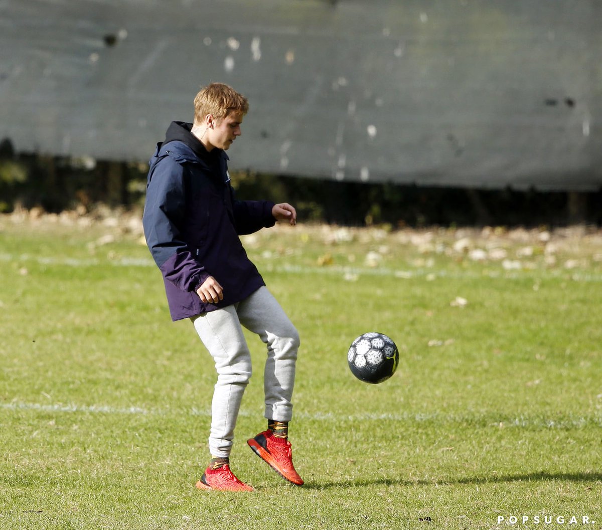 JDBieberDumps's tweet photo. Justin Bieber spotted in London, England
(Oct 11, 2016) https://t.co/OI9LikWMjF