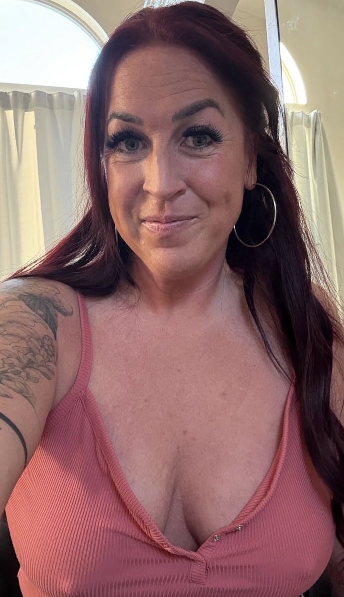amymoore_0's tweet photo. Are you just going to stare, or are you going to message me? https://t.co/RIWFXI1Htw