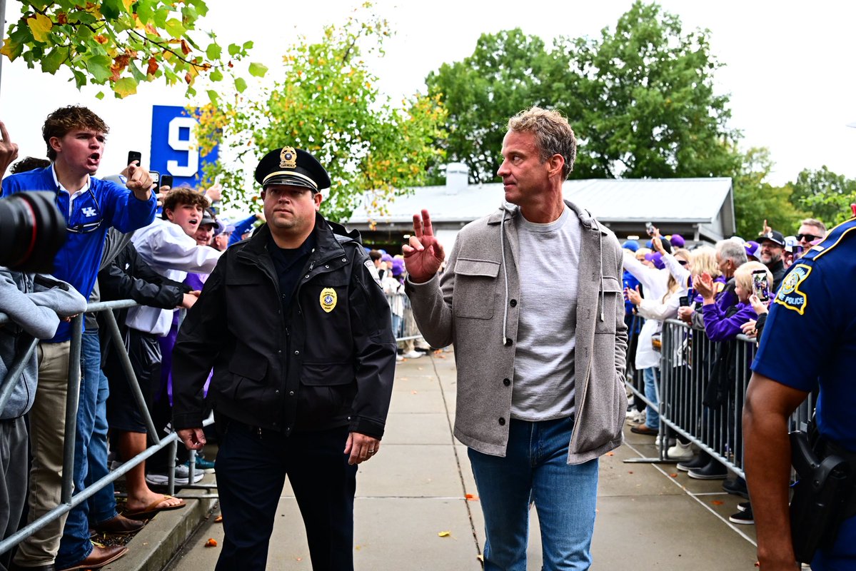 LSUfootball's tweet photo. Warm welcome to Kroger Field https://t.co/CAQY089cQi