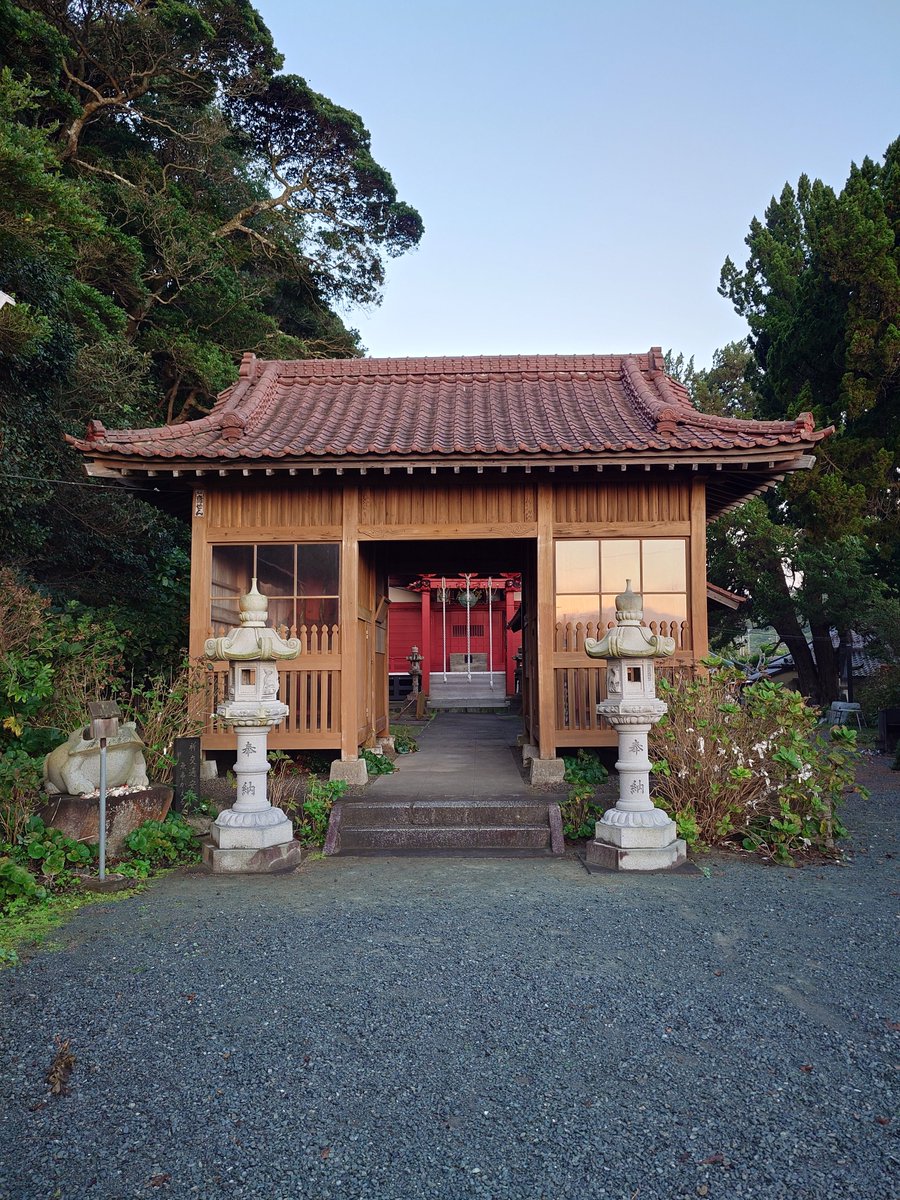 02poison0123's tweet photo. @ChiSoxFanMike My friend, there are places in Japan called "shrines." This morning, I prayed for a White Sox victory at a shrine called "Hattachi-Yakushi" and toward the beautiful sunrise. Don't worry—we're sure to win! Go White Sox! https://t.co/rofyi2HIjH