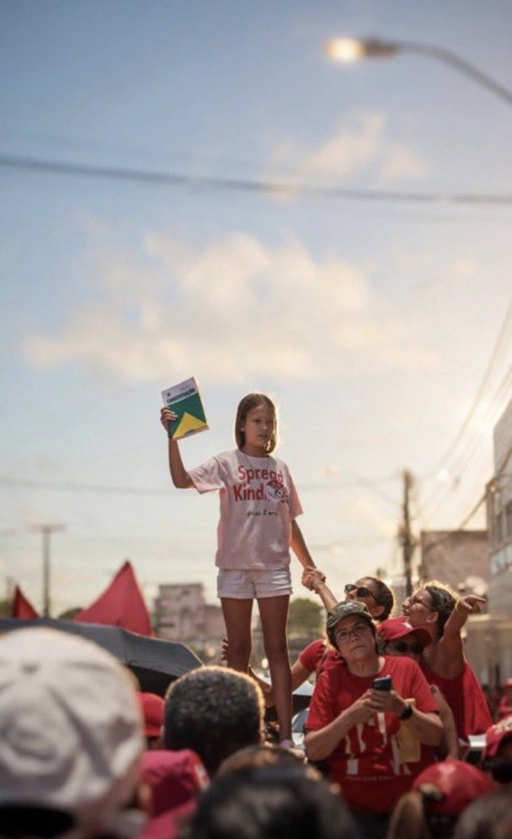 camelouu's tweet photo. Duas fotos que vão representar pra sempre o que estamos vivendo.
Qual futuro você quer pra essas crianças?
#brasil https://t.co/imDlvIxsTU