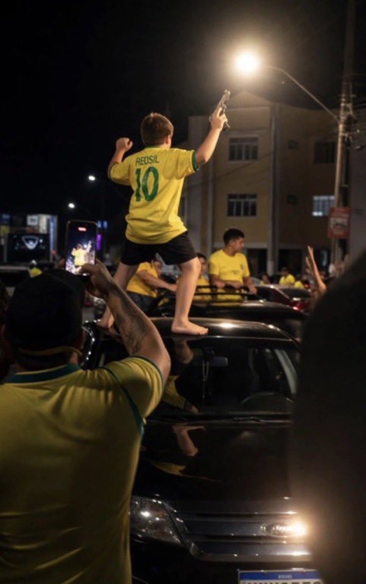 camelouu's tweet photo. Duas fotos que vão representar pra sempre o que estamos vivendo.
Qual futuro você quer pra essas crianças?
#brasil https://t.co/imDlvIxsTU