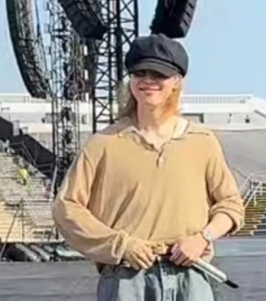 cocojm_0t7's tweet photo. Soundcheck is FULL of little yellow hats for jimin’s birthday 😭

THE REACTION.                         THE REASON. https://t.co/xWkZUMTTa9