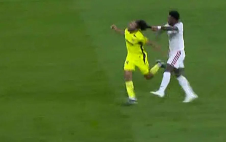 TouchlineX's tweet photo. 🚨 𝗡𝗘𝗪: Another angle of Vinicius pulling Saliba's hair! https://t.co/Yyp8kIeSdt