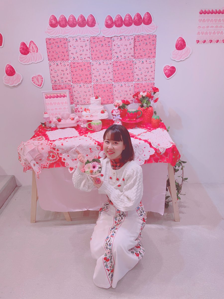 hexe_nhaus's tweet photo. 大阪の思い出といえば❣️今年の2月の大阪ポップアップやロマアラ🐙🎀 普段あんまり会えない関西の大人乙女たちとのおしゃべりの時間が貴重で楽しかったです💞
ロマアラは2回参加させていただいて、1回目でお会いした方が2回目も再来訪してくださり再会できて喜びいっぱいでした🥰会場はお城みたいでみなさんのお洋服はお姫様みたいでかわいいし素敵なイベントですよね👸🎀