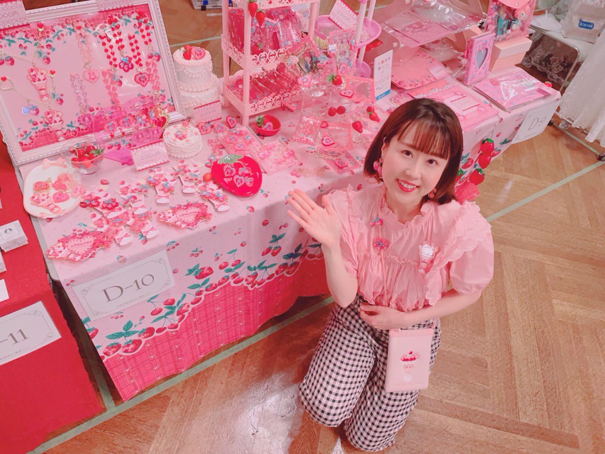 hexe_nhaus's tweet photo. 大阪の思い出といえば❣️今年の2月の大阪ポップアップやロマアラ🐙🎀 普段あんまり会えない関西の大人乙女たちとのおしゃべりの時間が貴重で楽しかったです💞
ロマアラは2回参加させていただいて、1回目でお会いした方が2回目も再来訪してくださり再会できて喜びいっぱいでした🥰会場はお城みたいでみなさんのお洋服はお姫様みたいでかわいいし素敵なイベントですよね👸🎀