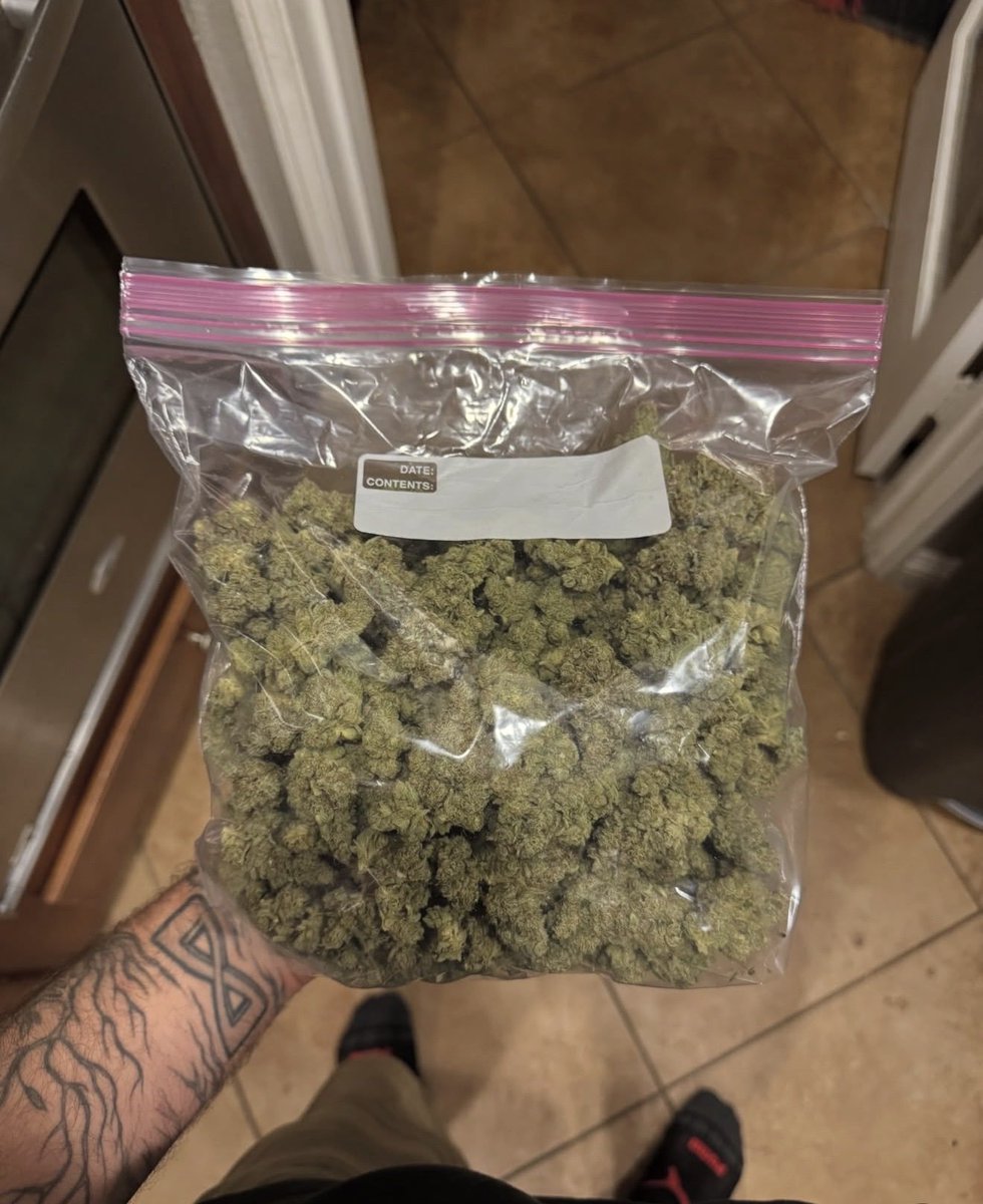 44Favelababy63's tweet photo. How many grams is this? https://t.co/caEZZZ3zdu