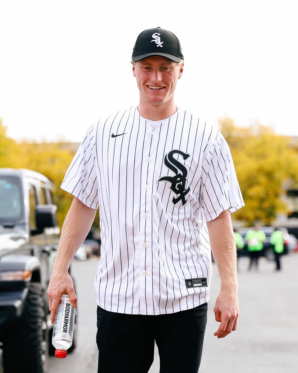 NHLBlackhawks's tweet photo. go sox go 👏 https://t.co/B87XUxeExn