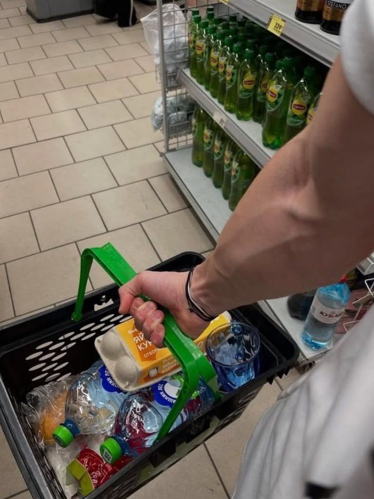 baestrs's tweet photo. last friday ni.. a właściwie this saturday essentials. co tam u was, jak weekendzik? https://t.co/Y7KsdMsZ1x