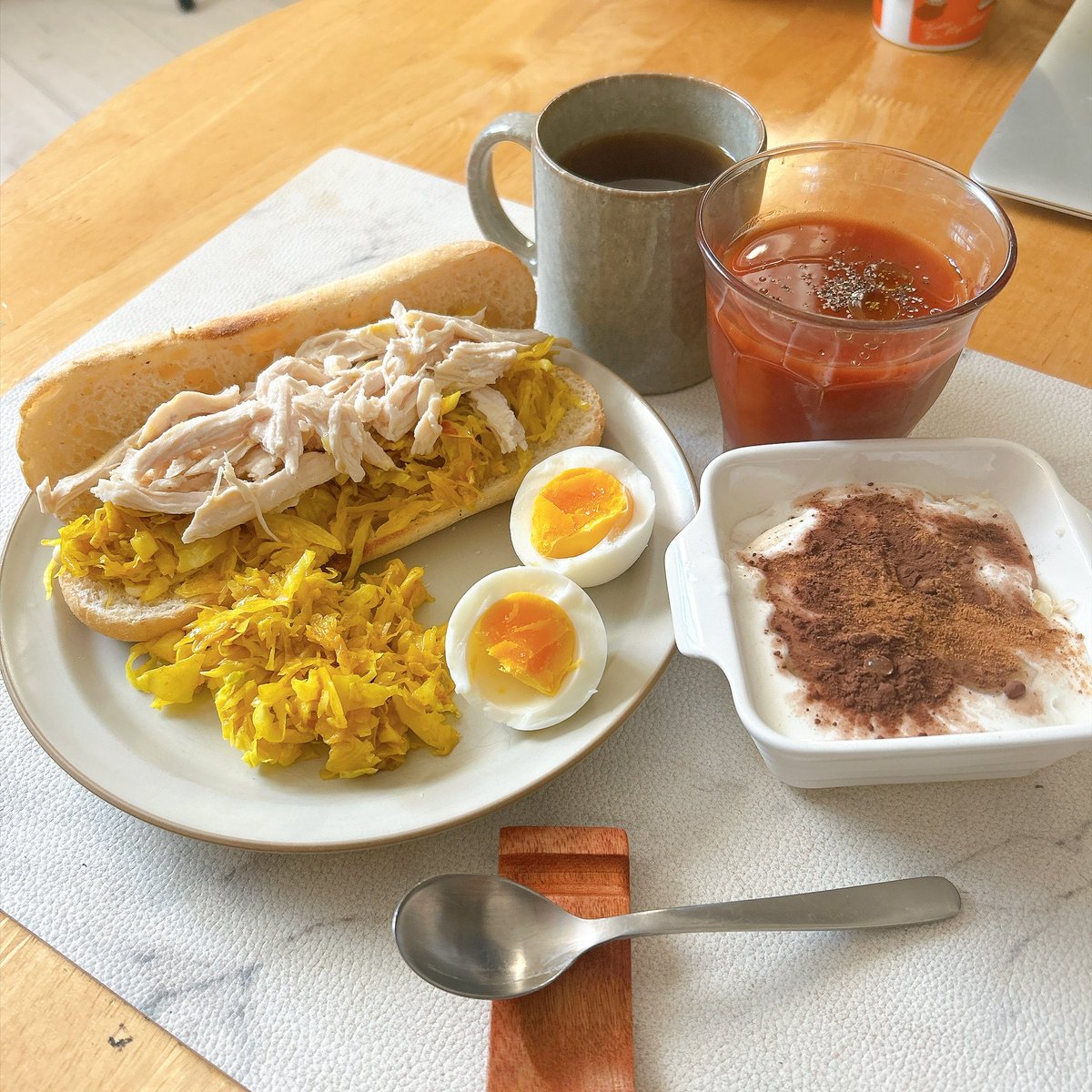 mugijirupop's tweet photo. 野菜が高いのでトマトジュースにオリーブオイルとコショウ。
前に158円で買ったキャベツも使い切っちゃったなぁ…

#おうちごはん https://t.co/HpywJaJsyI