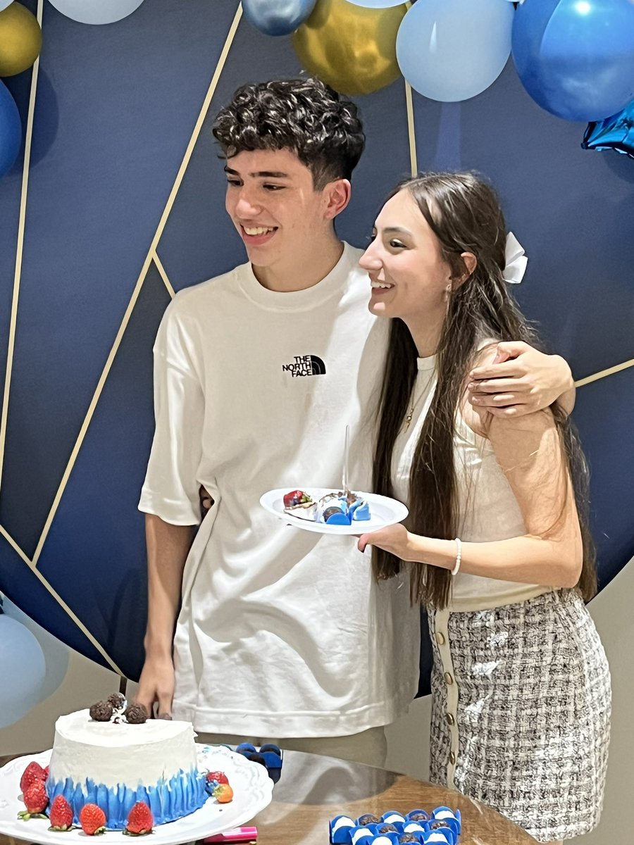 robslimma's tweet photo. Aniversário da pessoa que se eu tivesse que escrever um livro sobre o quão importante é pra mim não teria páginas, a pessoa que mesmo depois de eu mudar de escola me ligava todos os dias, me mandou mensagem de madrugada desejando bom primeiro dia de aula e me liga até hj qnd ta+ https://t.co/gexpT6Zpjn