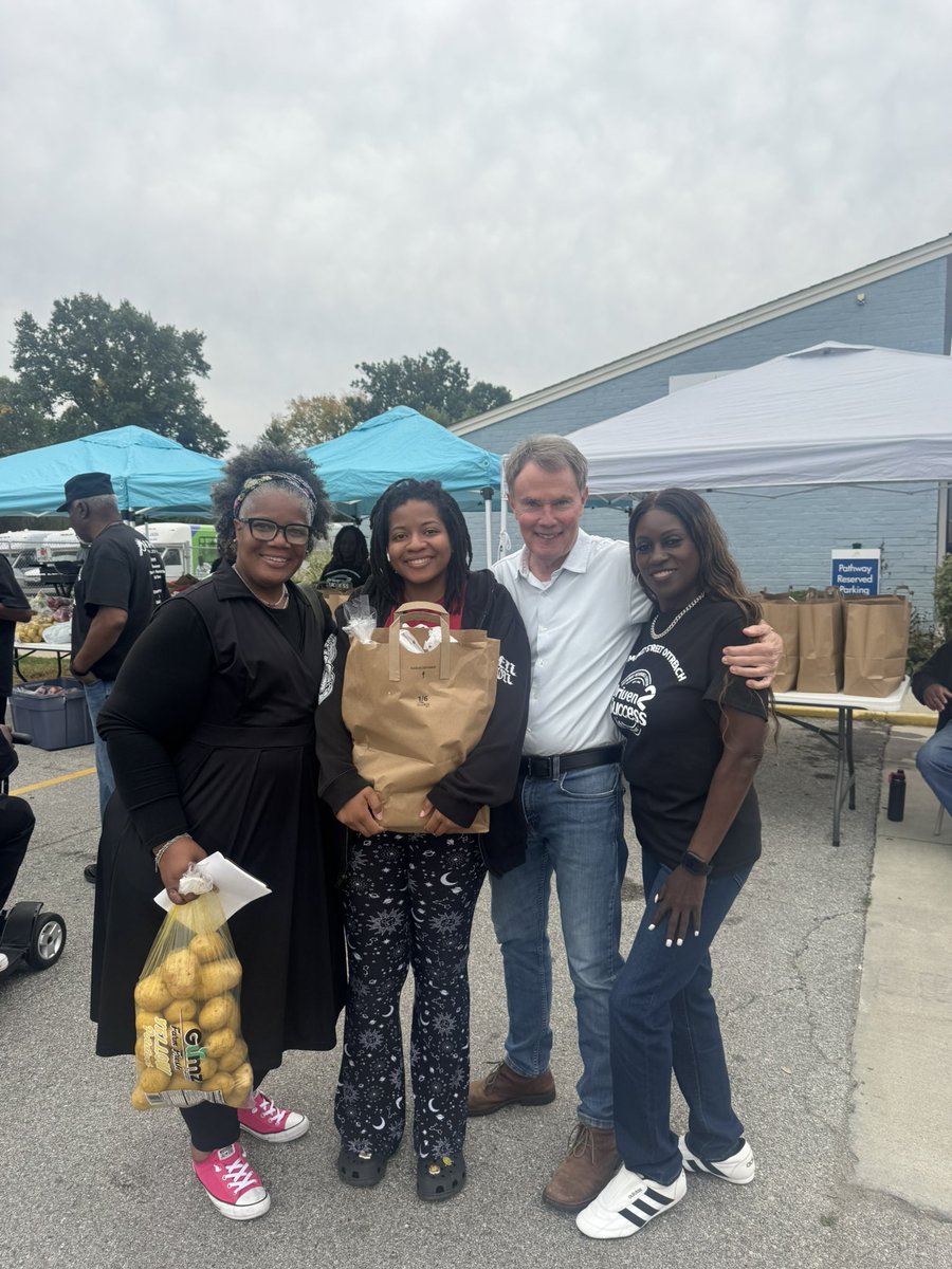 IndyMayorJoe's tweet photo. Happy to stop by the  @JacksonforIndy Pathways Resource Center event this afternoon. Events like this remind us of the importance of prioritizing mental health. https://t.co/kXeeDqzus2