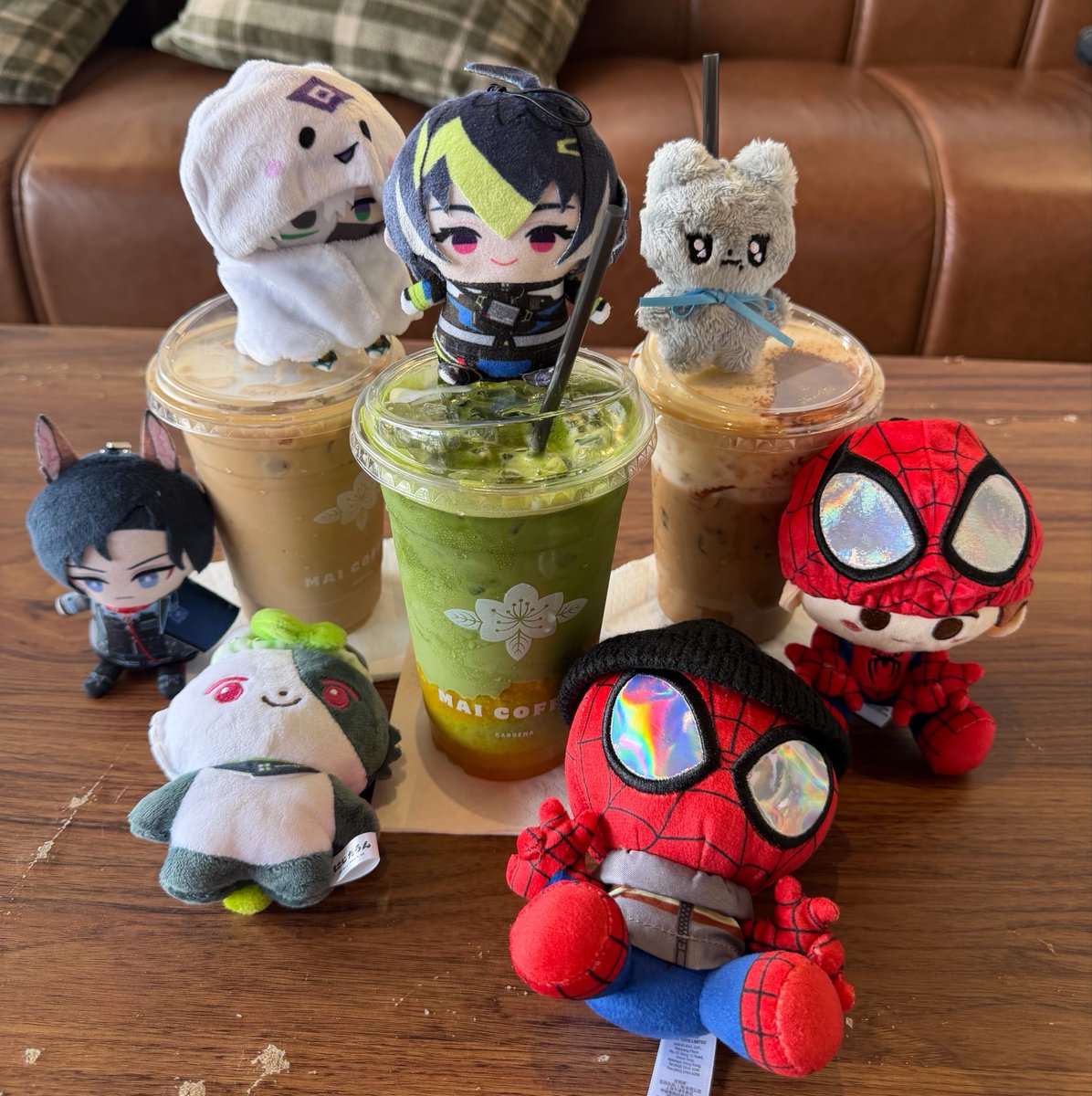 shyaxocat's tweet photo. when the oshis, favs, and biases interact 😼 https://t.co/nbZCWLsah8