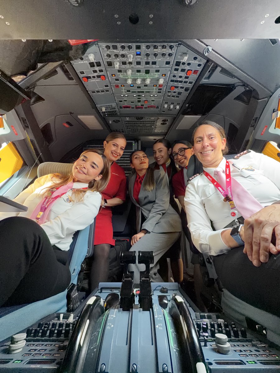 capimoniu's tweet photo. Tripulación con solo mujeres💃🏻!!! AVA161 Bogotá-Guarulhos!!!! @avianca Como siempre, muy bien acompañada 👩🏻‍✈️✈️🙏 https://t.co/94bSMcb3Gm