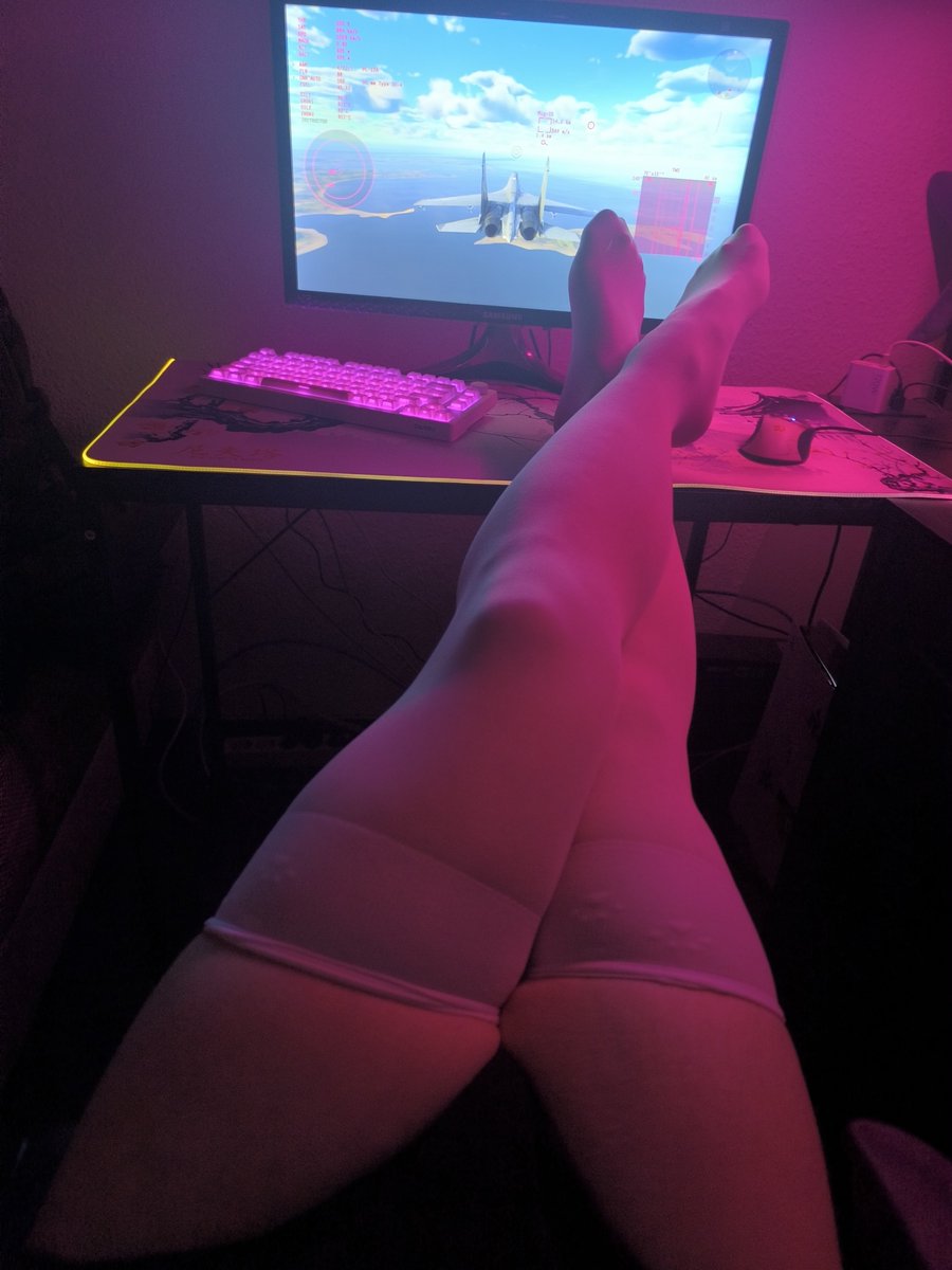 SoftButLethalqt's tweet photo. try concentrating with this view 💖🩷
#femboy #gaming #thighs #catboy https://t.co/8hrhXLf80Q