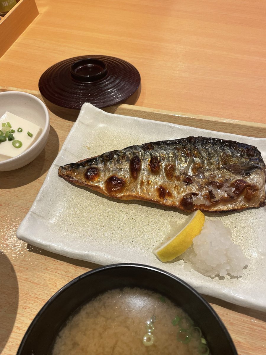 manamanamonst's tweet photo. 激務の5連勤終了！ご褒美に朝から
やよい軒でサバの塩焼き定食🐟
THE！庶民ですw
今日は疲労感から近場稼働に
なりそうです🤡 https://t.co/fXsXAkv1pa