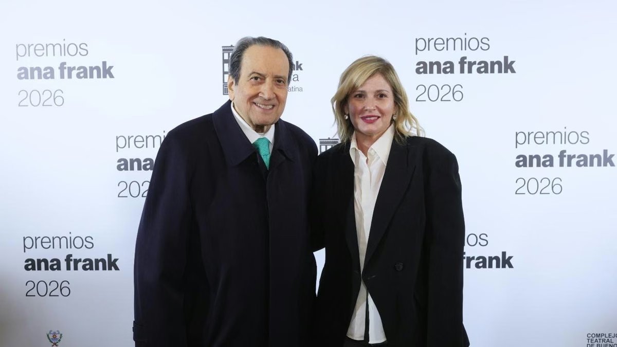 Renata350698471's tweet photo. Carlos Arslanian con la operadora política Romina Manguel, la que promociona a LA SECTA Javad Luvabitch, y a su director Tzvi Grunblatt .Carlos Arslanian el abogado defensor de Victor Alderete, el menemista chorro del Pami(de nuestros adultos mayores).Todo tiene que ver con todo. https://t.co/MEZ4NvEkbT
