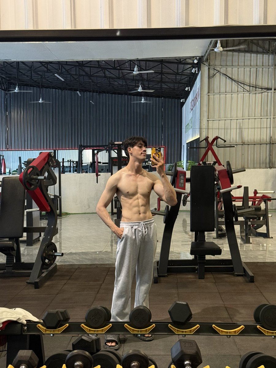 LyHouruk's tweet photo. Em cũng mới có Zalo chị em còn gái nào buồn cứ ib em nhé hiện tại em độc thân ak 🙂‍↕️ https://t.co/mBR0zfjAV3