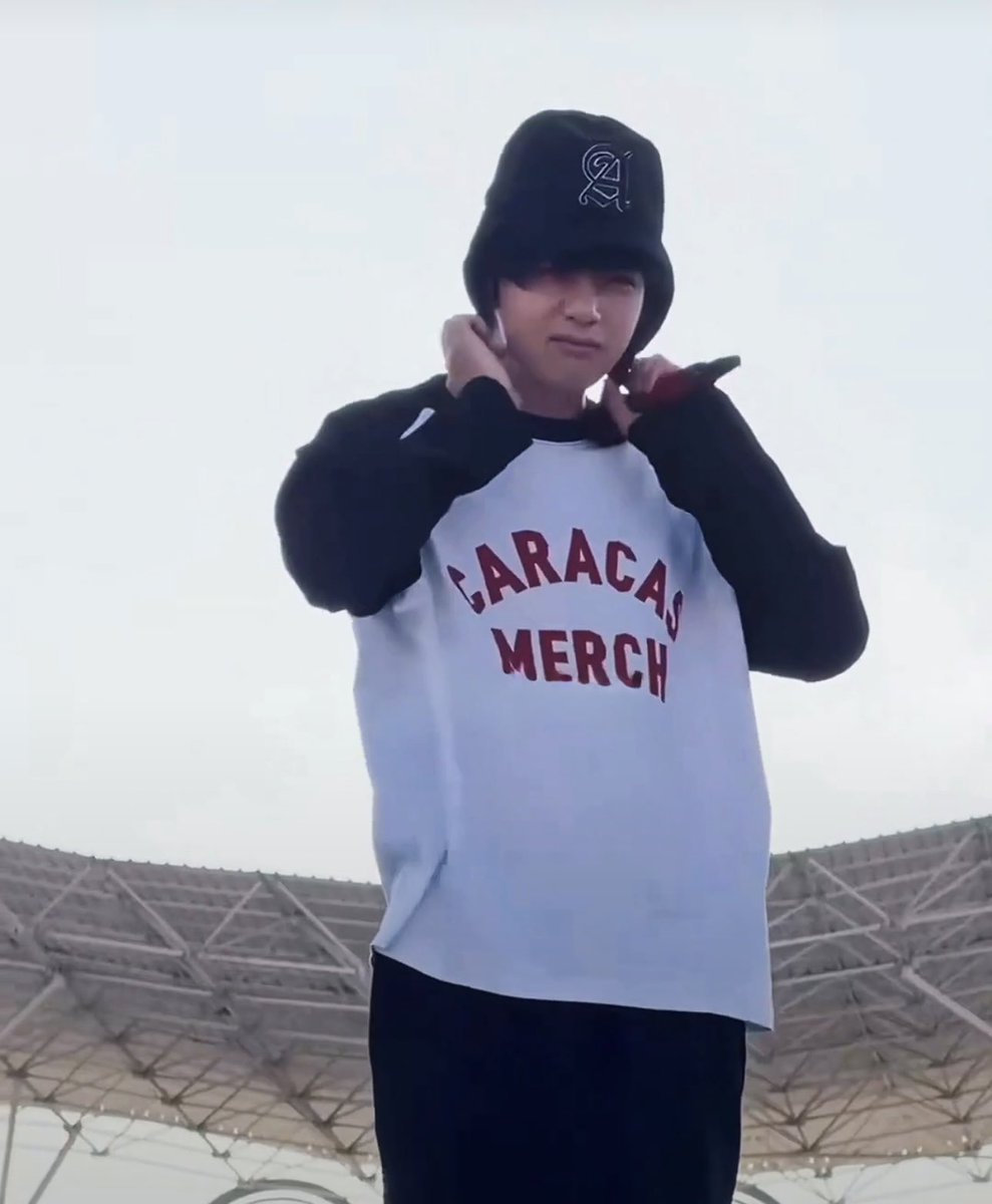taeguide's tweet photo. Taehyung in Caracas Merch, a Cultural streetwear created by the Venezuelan diaspora 

Caracas Merch creates contemporary streetwear shaped by Venezuelan and Latin culture https://t.co/BXU5XFGXnE
