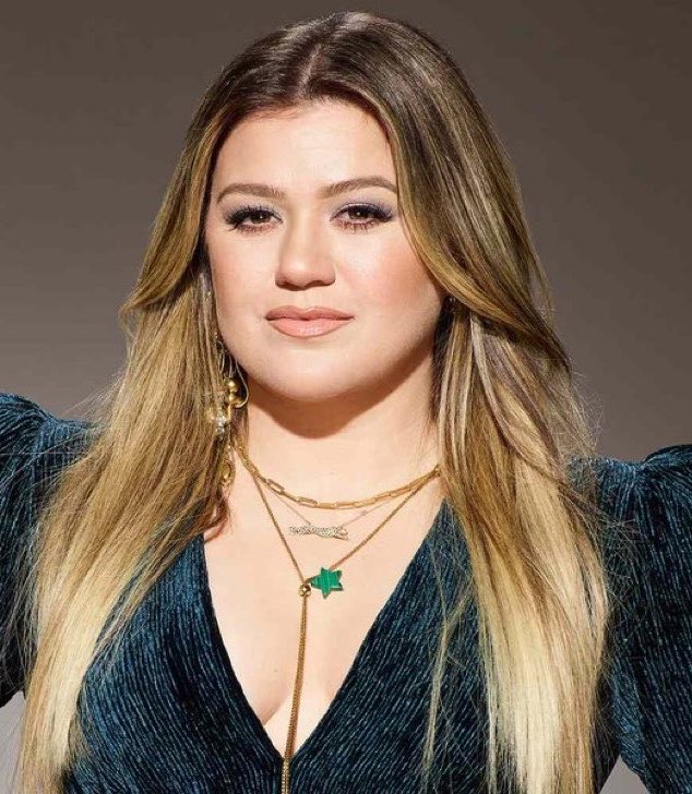 PopTingz's tweet photo. Kelly Clarkson calls out a Brooklyn department store for their mistreatment and refusal to service her. https://t.co/wpAtlGc2Te