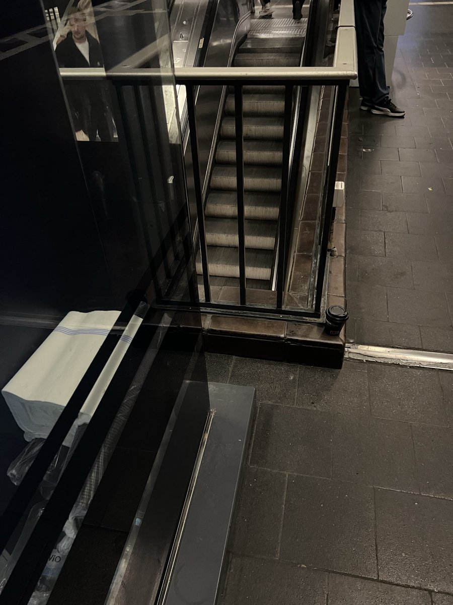 Muna59398919's tweet photo. Berlin 2026: Verspätete U-Bahn, Rolltreppe statt normalem Treppenaufgang und kein Aufzug. Wo bleibt die Barrierefreiheit? Menschen mit Behinderungen, ältere Menschen und Fahrgäste mit Kinderwagen werden einfach vergessen. Das ist nicht akzeptabel! #Berlin #Barrierefreiheit https://t.co/fqqilUuhzw