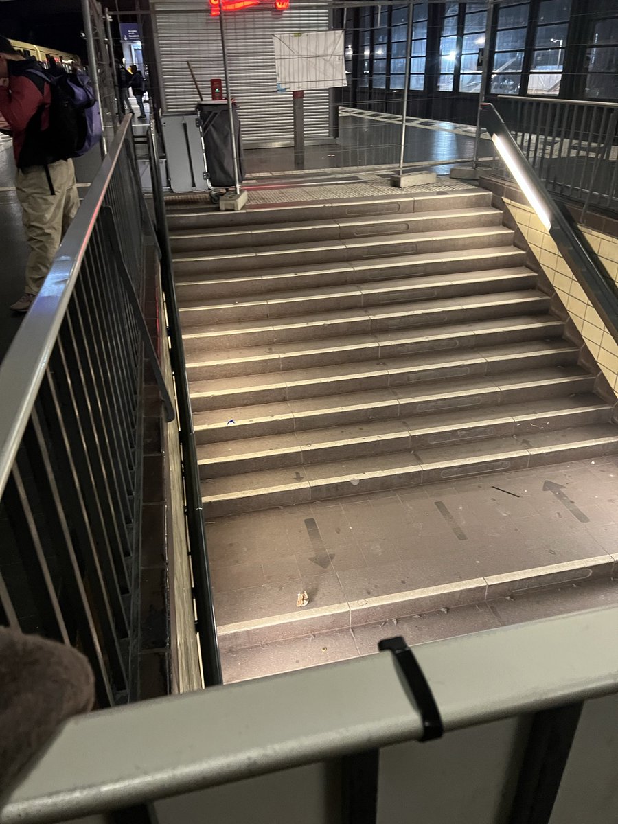 Muna59398919's tweet photo. Berlin 2026: Verspätete U-Bahn, Rolltreppe statt normalem Treppenaufgang und kein Aufzug. Wo bleibt die Barrierefreiheit? Menschen mit Behinderungen, ältere Menschen und Fahrgäste mit Kinderwagen werden einfach vergessen. Das ist nicht akzeptabel! #Berlin #Barrierefreiheit https://t.co/fqqilUuhzw