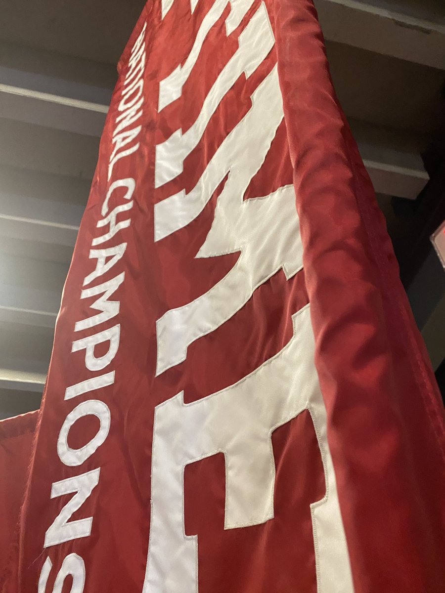 SirChanceABot's tweet photo. @ChrisVannini i used to do this banner and one of my best friends was doing it today, one of the poles got twisted up by one of the grounds crew in between when they set it up and the actual go. it’s actually quite hard to keep that banner up through all the players hitting it! https://t.co/3niQJoGAHg