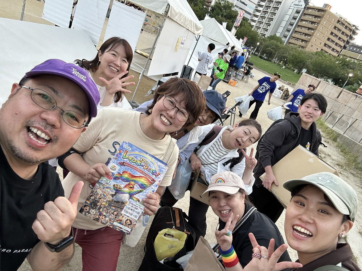 ftm_hikaru's tweet photo. #関西レインボーフェスタ
ブース出展してます🏳️‍🌈
＠rainbow_festa 

今回は、フォトグラファーふ〜みん@foomin_phot0 と
アパレルブランドAIWOさんとの合同出展！ステージ近くて声張らないといけないから大声で喋ってます😎

大阪は2回目の出展✨みんなノリがよくて大好きな街🌇
今日もブース2番におりますよー ALLYESステッカー配布中、僕の本も特別価格で販売中💛