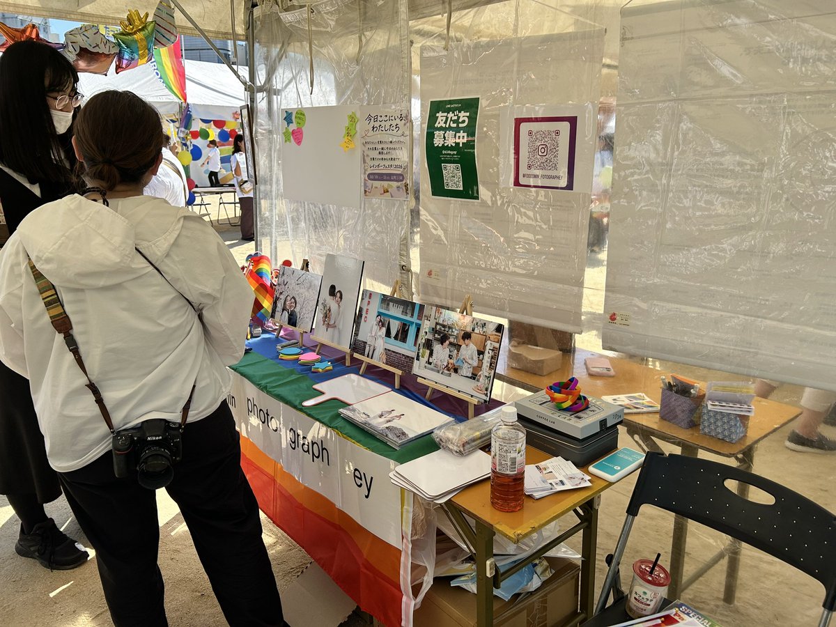 ftm_hikaru's tweet photo. #関西レインボーフェスタ
ブース出展してます🏳️‍🌈
＠rainbow_festa 

今回は、フォトグラファーふ〜みん@foomin_phot0 と
アパレルブランドAIWOさんとの合同出展！ステージ近くて声張らないといけないから大声で喋ってます😎

大阪は2回目の出展✨みんなノリがよくて大好きな街🌇
今日もブース2番におりますよー ALLYESステッカー配布中、僕の本も特別価格で販売中💛