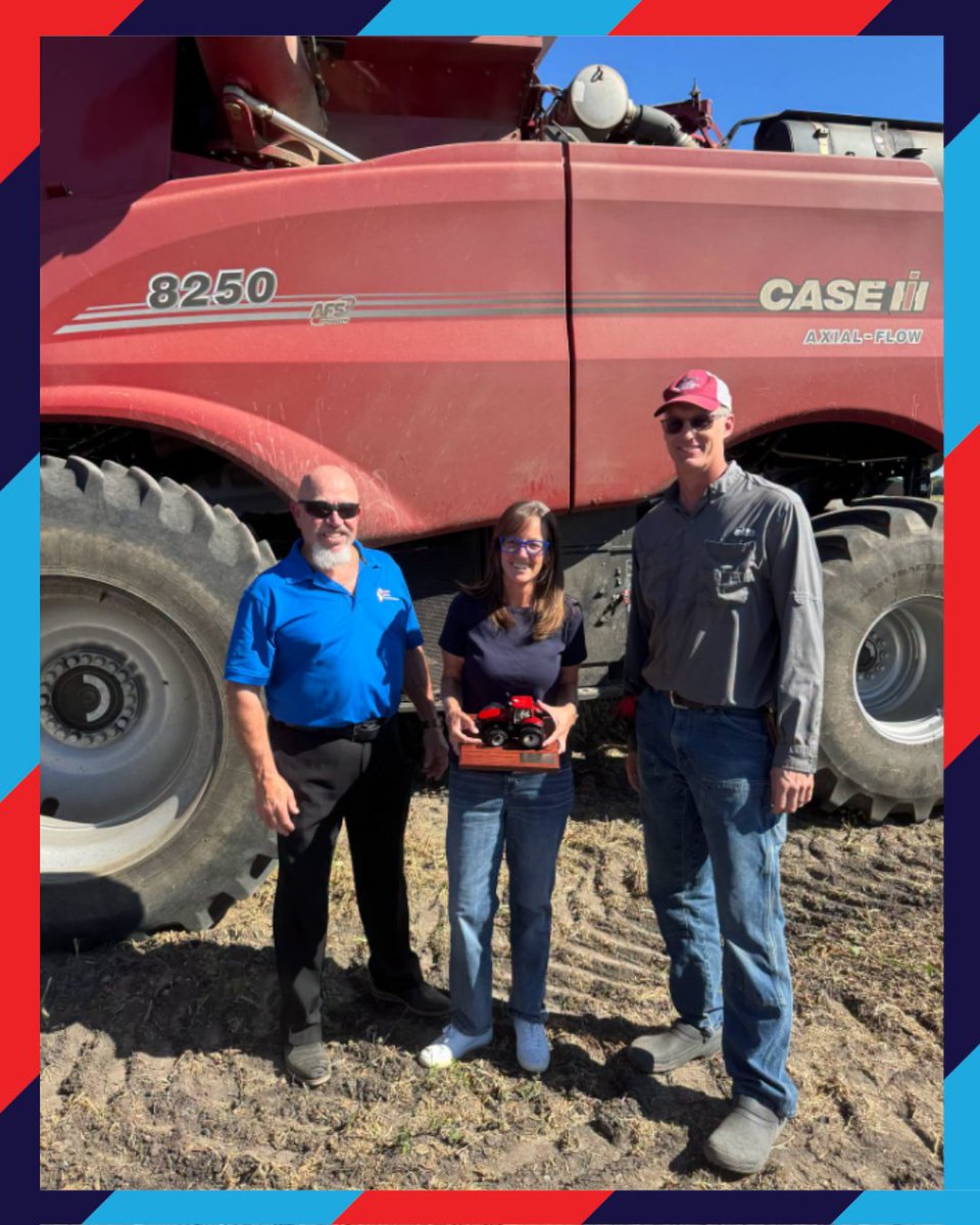 DemsforILHouse's tweet photo. Congratulations to Leader Katie Stuart on earning the Friend of Agriculture Award from the Madison County Farm Bureau! 🚜🌾 From backing critical agricultural funding to supporting sustainable farming initiatives, her hands-on leadership helps secure the future of Illinois https://t.co/1FPuNlTdME