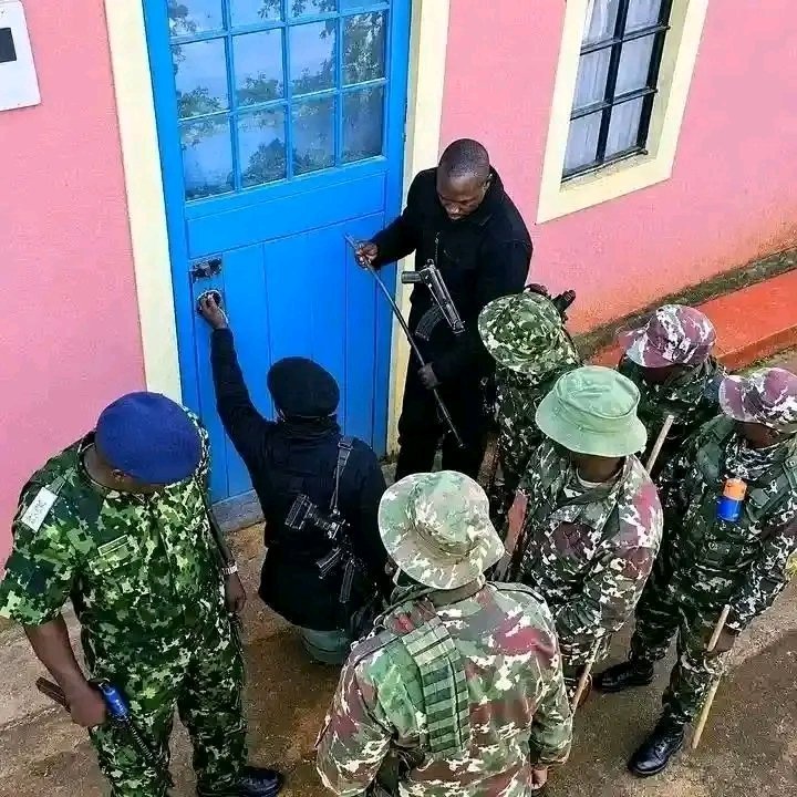 mtafsiri254's tweet photo. Ugandans government coming for you for not kneeling to the presidents daughter https://t.co/de1JxYgEqg