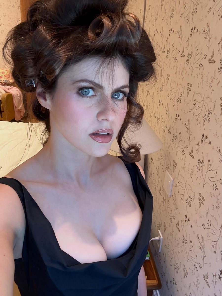 JumpTrailers's tweet photo. Alexandra Daddario in new photos shared on her profile. https://t.co/bdFp2Mi5EH