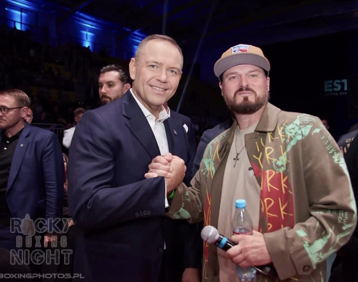 realsnowmilk's tweet photo. SNOW MILK IN POLAND 🇵🇱🥛

President of Poland Karol Nawrocki @NawrockiKn with @hitfirstboxing Snow Milk at Rocky Boxing Night 25 in Koszalin, Poland, on October 3, 2026.

@rockyboxingnight @boxingphotos.pl @kapeo_group

#SnowMilk #KarolNawrocki #PresidentOfPoland #RockyBoxingNigh https://t.co/rzZIBOrerJ