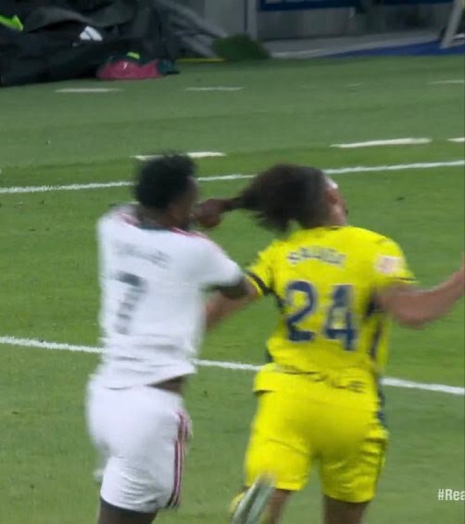 MrSeyi3's tweet photo. So, y’all Madrid fans are telling me Vini’s hair-pulling wasn’t intentional? 😂 How does that even make sense?

Let’s face the facts: Vini was reckless. You were having a good game, everything was going well, and then you decided to pull your opponent’s hair? 😭😂 You left the whole shirt alone and went straight for the hair!

And now Madrid fans are saying the RED CARD was unfair? How? 😂😂

Football is football, but you can’t defend everything just because it’s your player. Be honest with yourselves!