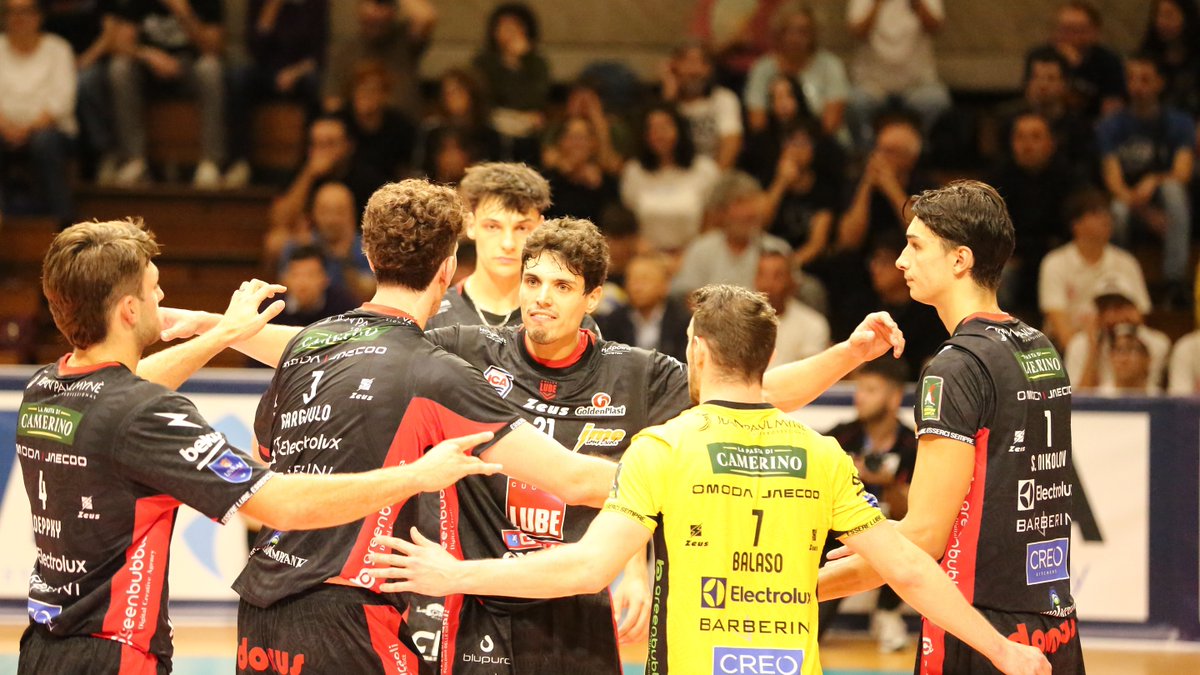 VolleyLube's tweet photo. 🏆 Jesi Volley Cup, la Cucine Lube Civitanova batte 3-1 in rimonta il Suntory Sunbirds Osaka. A. Nikolov top scorer (21)
📌 Domenica al PalaTriccoli (ore 18) la Finale contro Allianz Milano
#esserelube #cucinelube #creokitchens
https://t.co/POMaGHs8rL https://t.co/EBmN4po4j8