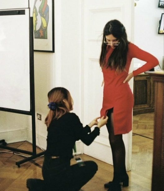 beeedooo1981's tweet photo. Si en la foto estuviera la Primera Dama actual, esposa de Kast con una mujer arrodillada arreglándole su falda,.. me imagino el escandalo de las feministas!!... Pero a la cuica de izquierda no se toca. https://t.co/nGw0R8FdtT