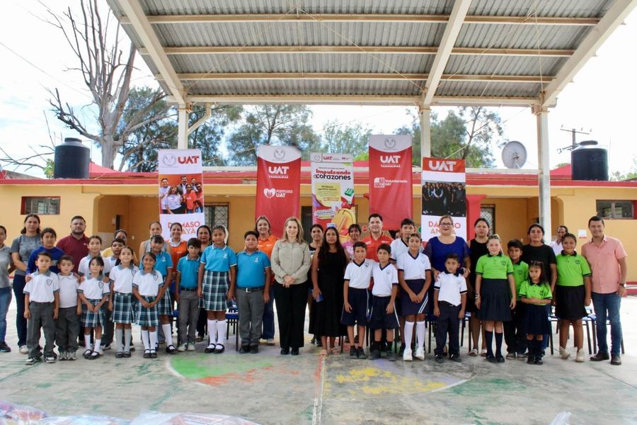 20TVvh's tweet photo. #Entérate | Entrega Familia @UAT_mx útiles escolares en escuelas primarias de Güémez y Ciudad Victoria.  

#20tv #Tamaulipas  

https://t.co/mit5kIzigr https://t.co/8M4eRDSAcu