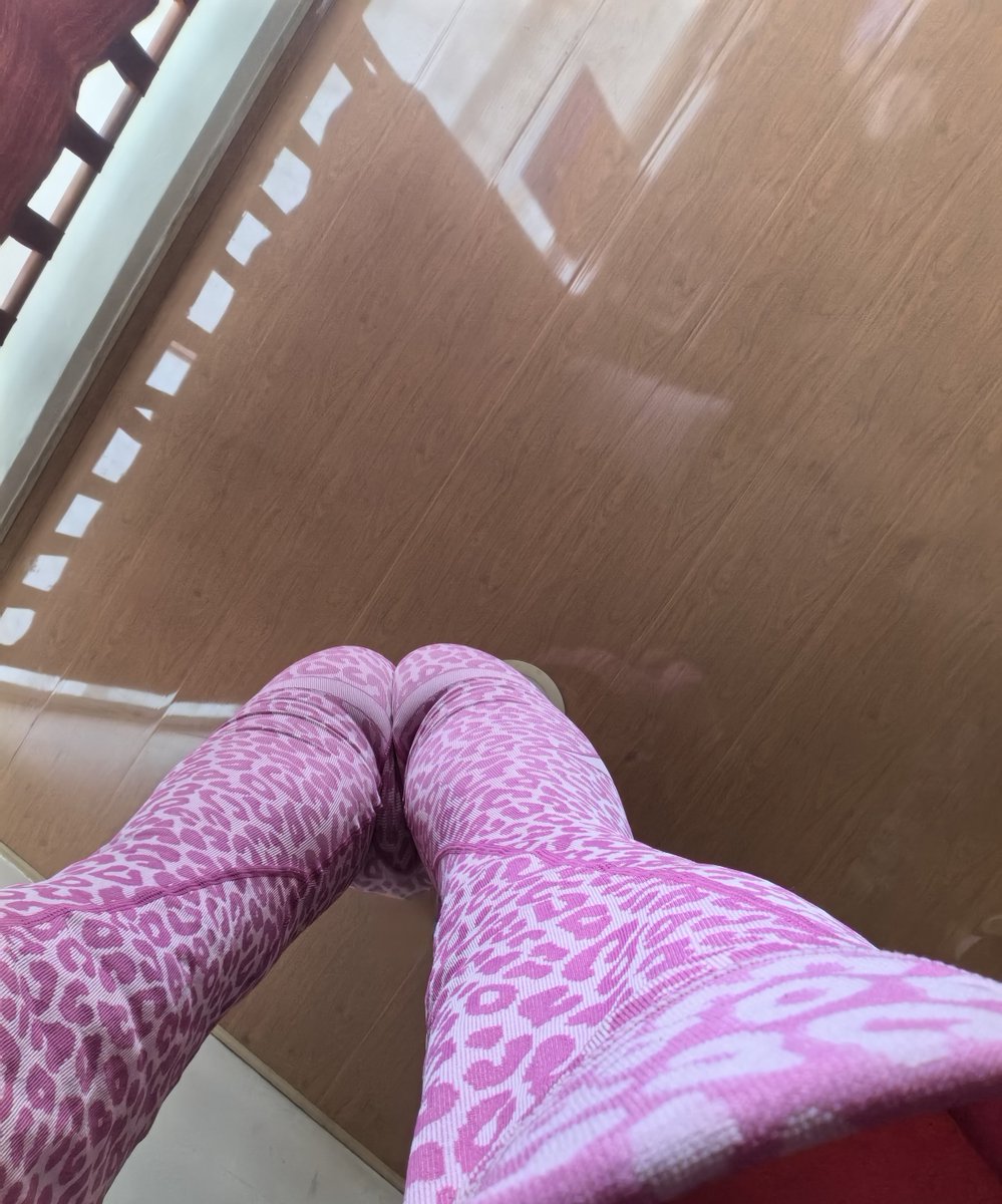 itstssofia's tweet photo. El caption dice que con este culo consigo un hombre millonario Y aquí me tienes mi enterizo rosa no deja nada a la imaginación con mi culote bien marcado 👀 Solo que este culo no es fácil ni barato Busco macho con lujos y dinero y que sepa que a la princesa se le consiente 💋✨ https://t.co/pXfmVwKNzr