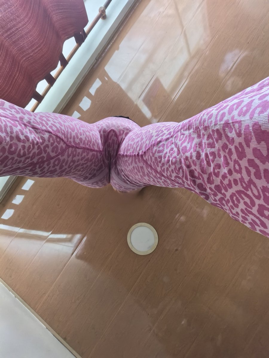 itstssofia's tweet photo. El caption dice que con este culo consigo un hombre millonario Y aquí me tienes mi enterizo rosa no deja nada a la imaginación con mi culote bien marcado 👀 Solo que este culo no es fácil ni barato Busco macho con lujos y dinero y que sepa que a la princesa se le consiente 💋✨ https://t.co/pXfmVwKNzr