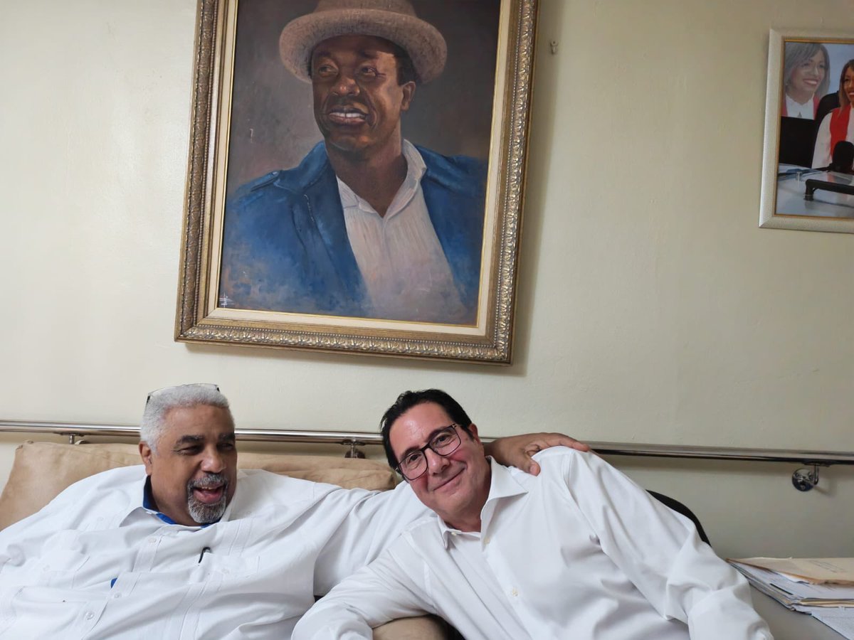 penaguaba's tweet photo. En mi casa con el amigo de toda una vida Martín Torrijos, Expresidente de Panamá e hijo de mi admirado General Omar Torrijos símbolo de la dignidad latinoamericana,a mi hermano Martín le deseo todo lo mejor con UNIDOS PARA LA NUEVA ERA (UNE) partido con el que volverá a gobernar! https://t.co/nOrlBaBdfI