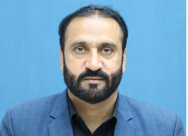 SaifSolicitor's tweet photo. 🚨🚨🚨 ان کا نام افتاب عالم ہے یہ پختون خواہ کا law منسٹر ہے

ان سے پوچھا جائے کہ کس کے کہنے پر آئی جی سے اختیارات واپس لینے والا بل خیبرپختونخوا اسمبلی میں پیش نہیں کیا گیا....؟؟ https://t.co/hx3v8QpOHw