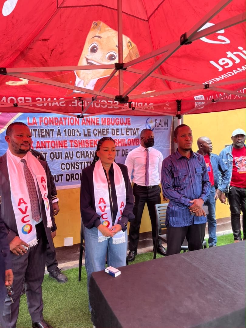 BileleJonathan's tweet photo. #RDC: La Sénatrice Anne MBUGUJE @anne_mbuguje au chevet des jeunes de Terminus et Salongo pour restaurer la paix par le dialogue. Elle annonce via sa Fondation (FAM) la réinsertion scolaire et le financement des PME pour redonner espoir à la jeunesse. https://t.co/6Jtlv7znNc