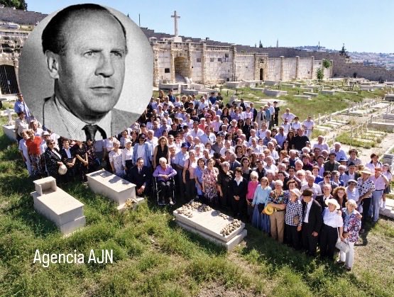 Itongadol's tweet photo. Agradecer !! ❤️
Un día como en 1974 fallecía Oskar Schindler, y se encuentra enterrado en Israel.
En esta fotografía aparecen sobrevivientes del Holocausto a quienes él salvó, junto con personas que participaron en la película La lista de Schindler, reunidos frente a su tumba en Jerusalén.
Schindler fue responsable de salvar la vida de aproximadamente 1.200 judíos durante el Holocausto.
En 1993 fue reconocido oficialmente como Justo entre las Naciones.
Actualmente, más de 8.000 descendientes están vivos gracias a sus esfuerzos.
#Shoah #Israel #Holocaust