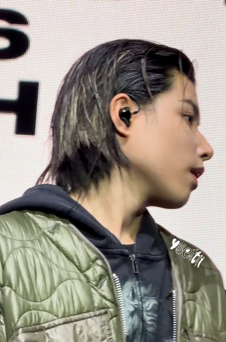 Lngshottiie's tweet photo. IS HE EVEN REAL https://t.co/ooS3S6grGI