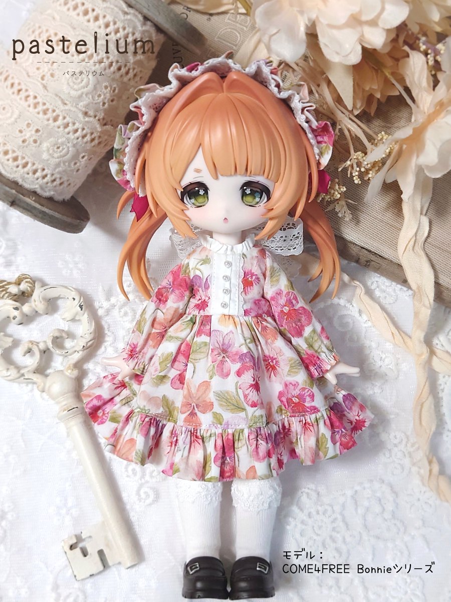 pastelium_doll's tweet photo. 1/8サイズ(ボニバニ6.7、MiMiA、ミディブライスなど)
花想いのワンピース
カラー：ピンク
価格：7,500円
ワンピースとヘッドドレスのセットです。身頃は白裏地付き、スカートはレース裏地付きです。 https://t.co/eTS94gWL0x